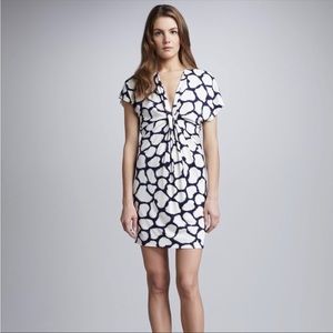 DVF Natalie Short Sleeve Twist Dress 100% Silk Shibori Giraffe Resort Beach